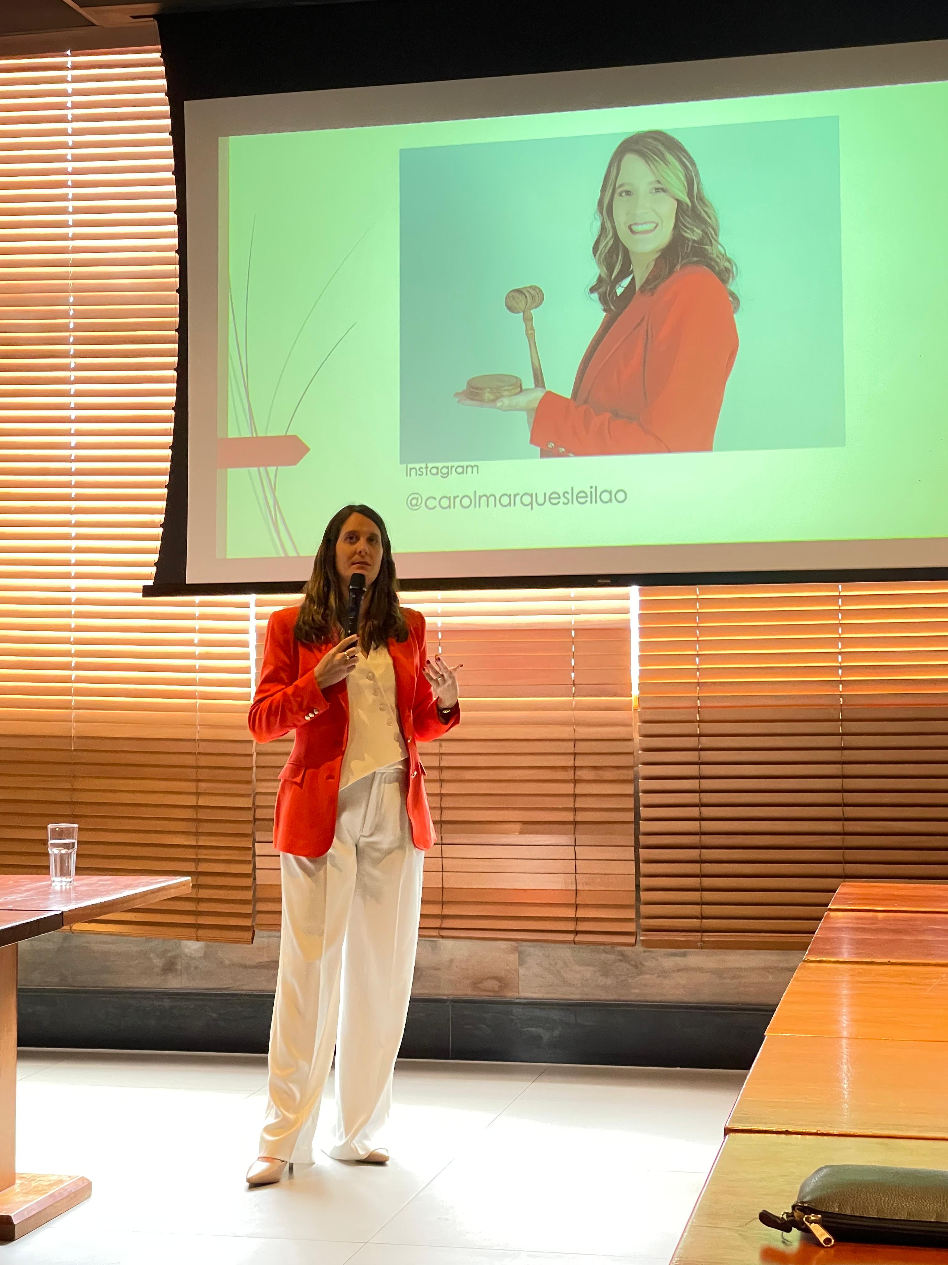 Carol Marques palestrando sobre leilão de imóveis